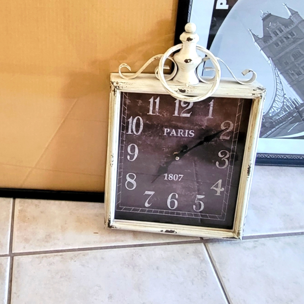Vintage style battery op clock